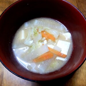 キャベツと豆腐と大根の味噌汁